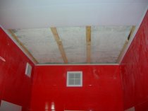 Монтаж потолка из ПВХ панелей в ванной комнате (фото)